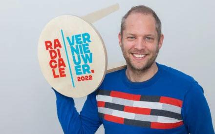 Radikalni inovator 2022 Gert Linthout van Ray & Jules houdt de troffee van Radicale Vernieuwer vast
